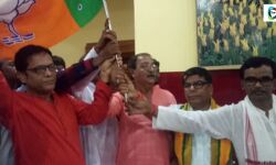 জেলা তৃণমূলে ভাঙ্গন! তৃণমূল জেলা সহ সভাপতি সব্যসাচী রায় ও অরুপ শীট এবং তাদের অনুগামীরা বিজেপিতে যোগ দিলেন। জেলা তৃণমূলে ভাঙ্গন! তৃণমূল জেলা সহ সভাপতি সব্যসাচী রায় ও অরুপ শীট এবং তাদের অনুগামীরা বিজেপিতে যোগ দিলেন।