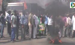 বিদ্যাসাগরের মূর্তি ভাঙ্গার প্রতিবাদে গঙ্গাজলঘাটিতে জাতীয় সড়কে টায়ার জ্বেলে বিক্ষোভ তৃণমূলের।