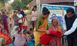 রানীবাঁধের বেঠুয়ালার শবর পল্লীতে শীত বস্ত্র বিতরনে জন প্রতিনিধিরা। রানীবাঁধের বেঠুয়ালার শবর পল্লীতে শীত বস্ত্র বিতরনে জন প্রতিনিধিরা।