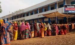 রমজানে রোজা রেখে সকাল থেকেই বুথে,বুথে লম্বা লাইন পুনিশোলে।