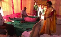 উলু ধ্বনি,শঙ্খ ধ্বনির অভিবাদনে বিয়ের মন্ডপে চলল রক্তদান ! নজর কাড়ল জি,ঘাটির মন্ডল পরিবার। উলু ধ্বনি,শঙ্খ ধ্বনির অভিবাদনে বিয়ের মন্ডপে চলল রক্তদান ! নজর কাড়ল জি,ঘাটির মন্ডল পরিবার।