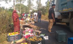 রতনপুরে নিয়ন্ত্রণ হারিয়ে উল্টে গেল ফল বোঝাই লরি,আহত তিন। রতনপুরে নিয়ন্ত্রণ হারিয়ে উল্টে গেল ফল বোঝাই লরি,আহত তিন।