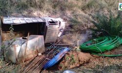 তালডাংরায় নিয়ন্ত্রণ হারিয়ে ক্যানেলে গিয়ে পড়ল পিক আপ ভ্যান, আহত চালক ও খালাসী। তালডাংরায় নিয়ন্ত্রণ হারিয়ে ক্যানেলে গিয়ে পড়ল পিক আপ ভ্যান, আহত চালক ও খালাসী।