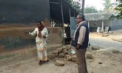 খোলা জায়গায় মলত্যাগ ঠেকাতে, কাকভোরে বাঁশি ফুঁকে বিডিওর হানদারি রাইপুরের গ্রামে,গ্রামে! খোলা জায়গায় মলত্যাগ ঠেকাতে, কাকভোরে বাঁশি ফুঁকে বিডিওর হানদারি রাইপুরের গ্রামে,গ্রামে!