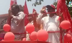 নির্বাচন কমিশনের দয়া, দাক্ষিণ্যর ওপর নির্ভর না করে নিজের ভোট দেওয়ার অধিকার ছিনিয়ে নেওয়ার ডাক দিলেন সূর্যকান্ত। নির্বাচন কমিশনের দয়া, দাক্ষিণ্যর ওপর নির্ভর না করে নিজের ভোট দেওয়ার অধিকার ছিনিয়ে নেওয়ার ডাক দিলেন সূর্যকান্ত।