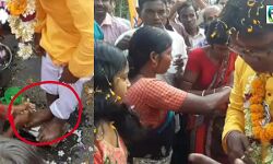 তৃণমূল প্রার্থী শ্যামল সাঁতরা কে পা ধুয়িয়ে গ্রামে স্বাগত আদিবাসী মহিলাদের,ঘটনার জেরে উঠছে বিতর্ক! #দেখুন 🎦 ভিডিও। তৃণমূল প্রার্থী শ্যামল সাঁতরা কে পা ধুয়িয়ে গ্রামে স্বাগত আদিবাসী মহিলাদের,ঘটনার জেরে উঠছে বিতর্ক! #দেখুন 🎦 ভিডিও।