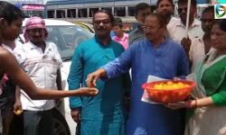 বছরের প্রথমদিন বাস স্ট্যান্ডে লাড্ডু বিলি করে ভোট প্রচার সুব্রতর।  #দেখুন 🎦 ভিডিও।