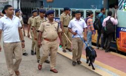 ভোটে নাশকতা ঠেকাতে আগাম সতর্কতা মূলক তল্লাশি বাঁকুড়া স্টেশনে