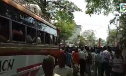 সোনামুখীতে বিজেপির ওপর তৃণমূলের হামলার আভিযোগ, পথ অবরোধ করে বিক্ষোভ দেখায় বিজেপি। অভিযোগ অস্বীকার তৃণমূলের। সোনামুখীতে বিজেপির ওপর তৃণমূলের হামলার আভিযোগ, পথ অবরোধ করে বিক্ষোভ দেখায় বিজেপি। অভিযোগ অস্বীকার তৃণমূলের।