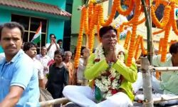 গরুর গাড়ী চড়ে অভিনব রবিবাসরীয় ভোট প্রচারে শ্যামল সাঁতরা। গরুর গাড়ী চড়ে অভিনব রবিবাসরীয় ভোট প্রচারে শ্যামল সাঁতরা।