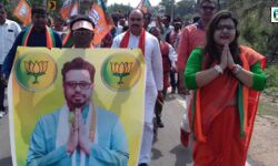 সৌমিত্রের অনুপস্থিতিতে, তার ছবির ব্যানার নিয়ে রবিবাসরীয় প্রচারে স্ত্রী সুজাতা। সৌমিত্রের অনুপস্থিতিতে, তার ছবির ব্যানার নিয়ে রবিবাসরীয় প্রচারে স্ত্রী সুজাতা।