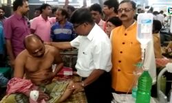 জেলায় শাসক দলের সন্ত্রাস ঠেকাতে বামেদের পাশে বিজেপি, সিপিএম নেতার উপর শাসক দলের হামলার ঘটনায় কমিশনে নালিশ জানাচ্ছে বিজেপিও। জেলায় শাসক দলের সন্ত্রাস ঠেকাতে বামেদের পাশে বিজেপি, সিপিএম নেতার উপর শাসক দলের হামলার ঘটনায় কমিশনে নালিশ জানাচ্ছে বিজেপিও।