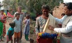 মকর পরবের আগে আদিবাসী পল্লীতে নুতন জামা,কাপড় বিলি করলেন রানীবাঁধের জিলা পরিষদের সদস্য চিত্ত রঞ্জন মাহাতো। মকর পরবের আগে আদিবাসী পল্লীতে নুতন জামা,কাপড় বিলি করলেন রানীবাঁধের জিলা পরিষদের সদস্য চিত্ত রঞ্জন মাহাতো।