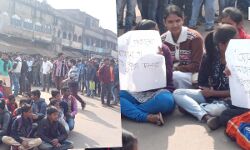 নিজেদের পছন্দের শিক্ষকদের কাছে, প্রাইভেট টিউশন পড়ার অধিকার রক্ষার দাবীতে, এবার রাইপুরে পথ অবরোধ করে বিক্ষোভ পড়ুয়াদের। নিজেদের পছন্দের শিক্ষকদের কাছে, প্রাইভেট টিউশন পড়ার অধিকার রক্ষার দাবীতে, এবার রাইপুরে পথ অবরোধ করে বিক্ষোভ পড়ুয়াদের।