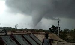 ঝড়ে লন্ড,ভন্ড নারকেলি গ্রাম পরিদর্শনে জেলার প্রশাসনিক কর্ত্তারা,বিলি হল ত্রাণও। ঝড়ে লন্ড,ভন্ড নারকেলি গ্রাম পরিদর্শনে জেলার প্রশাসনিক কর্ত্তারা,বিলি হল ত্রাণও।