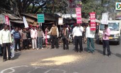 মকরের আগে নগদে সহায়ক মূল্যে ধান কেনার দাবীতে, রাস্তায় ধান ছড়িয়ে অবরোধ -বিক্ষোভ হাতিরামপুরে। মকরের আগে নগদে সহায়ক মূল্যে ধান কেনার দাবীতে, রাস্তায় ধান ছড়িয়ে অবরোধ -বিক্ষোভ হাতিরামপুরে।