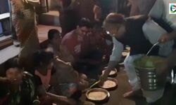 শহরের শাঁখারী পাড়ায় নিজে হাতে খিচুড়ি ভোগ বিলি করলেন সুব্রত মুখোপাধ্যায়! শহরের শাঁখারী পাড়ায় নিজে হাতে খিচুড়ি ভোগ বিলি করলেন সুব্রত মুখোপাধ্যায়!