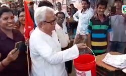 দলের নির্বাচনী তহবিলের অর্থ সংগ্রহে রাজপথে কৌটো হাতে বিমান বসু! দলের নির্বাচনী তহবিলের অর্থ সংগ্রহে রাজপথে কৌটো হাতে বিমান বসু!