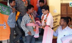 কোমরে গামছা বেঁধে ভোটের লড়াইয়ে নেমে পড়লেন বিজেপি প্রার্থী ডাঃ সুভাষ সরকার! কোমরে গামছা বেঁধে ভোটের লড়াইয়ে নেমে পড়লেন বিজেপি প্রার্থী ডাঃ সুভাষ সরকার!