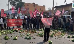 রাজ্য সড়কে সবজি ফেলে পথ অবরোধ করে অভিনব প্রতিবাদ বিক্ষোভ সিপিআই (এমএল) এর কৃষক শাখার। রাজ্য সড়কে সবজি ফেলে পথ অবরোধ করে অভিনব প্রতিবাদ বিক্ষোভ সিপিআই (এমএল) এর কৃষক শাখার।